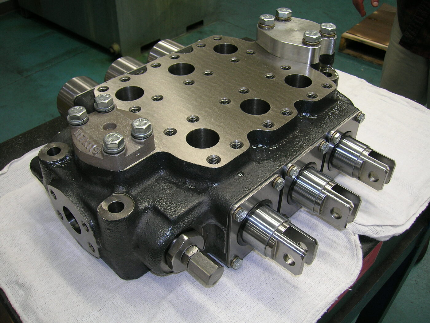 V38MMD107-A multi-section mobile directional valve in raw machined finish