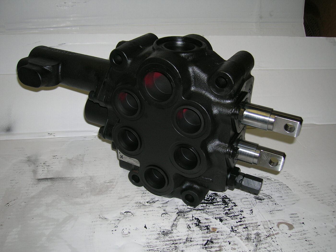 V46DF155 directional valve with multiple precision-machined ports