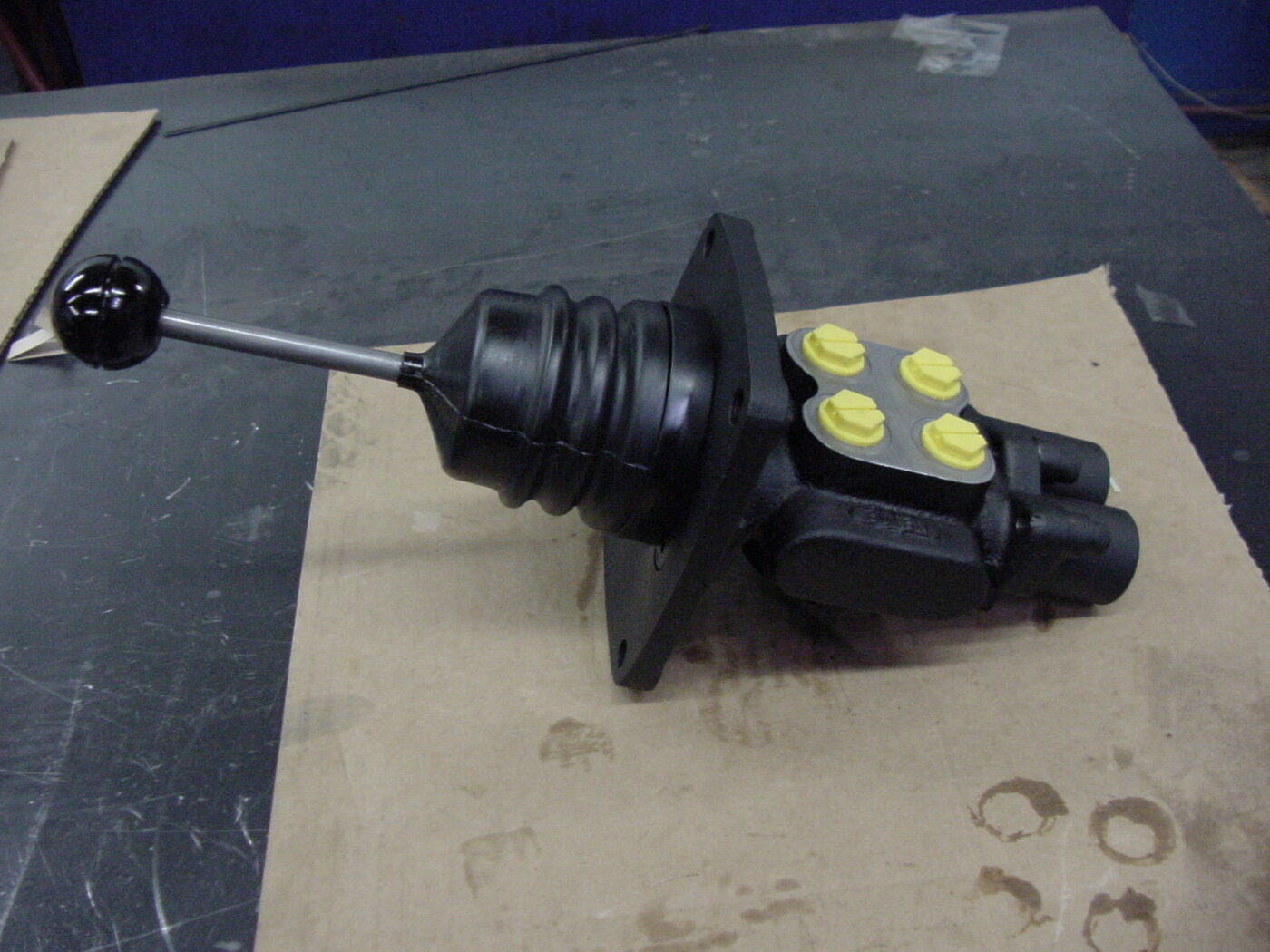 VCC003HH21 joystick control valve, painted and assembled